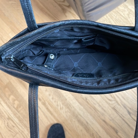 Black leather handbag. Excellent used condition - Picture 3 of 4